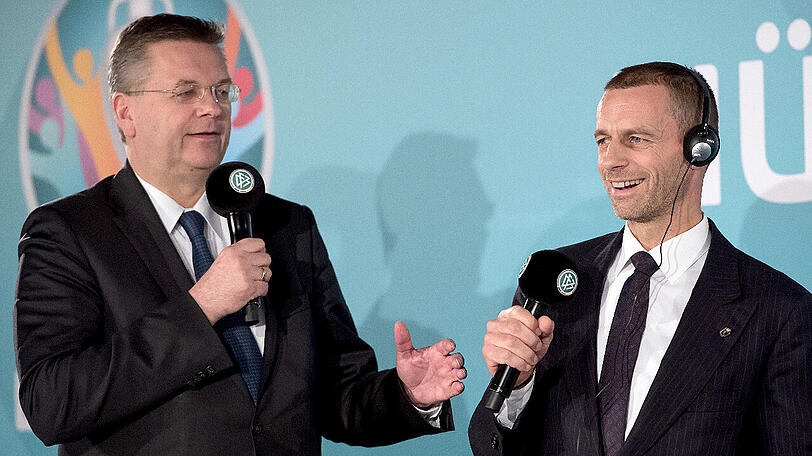UEFA-Präsident Aleksander Ceferin (rechts) und DFB-Präsident Reinhard Grindel präsentierten im Oktober 2016 in München das Logo für die EM 2020 in 13 Ländern. Deutscher Spielort ist die Arena in München.