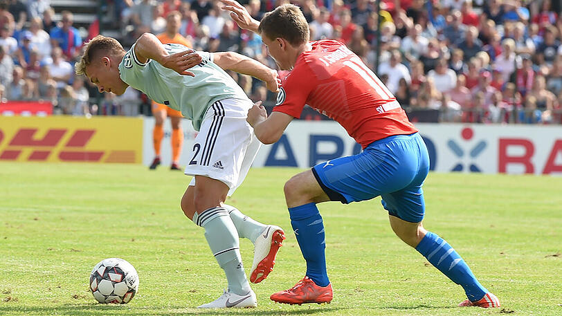 Bayerns Joshua Kimmich (links) im Duell mit Jasper Gooßen vom SV Drochtersen/Assel.