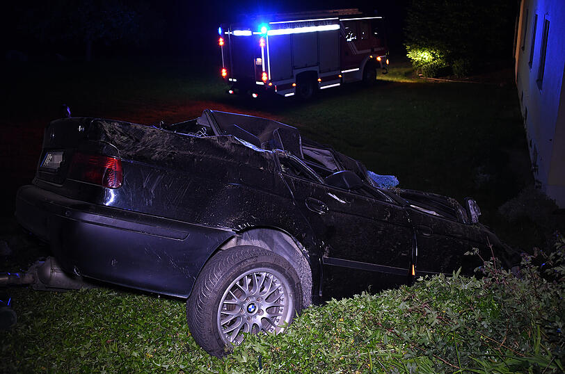Der 48-Jährige aus Gangkofen wurde durch den Aufprall im seinem BMW eingeklemmt, musste von den Einsatzkräften der Feuerwehr befreit werden und kam schwer verletzt ins Krankenhaus Mühldorf.