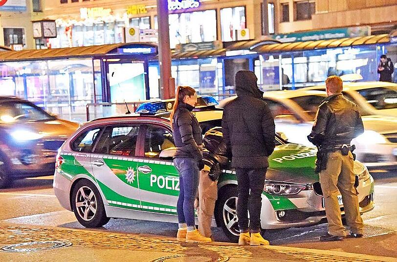 Schlägerei am Stachus. Ersten Angaben zufolge prügelten sich über 20 Personen am späten Abend.