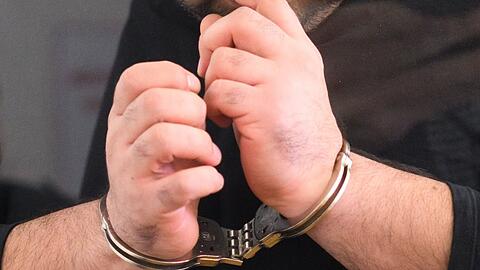 Der Angeklagte kommt in Handschellen in den Gerichtssaal im Landgericht Hannover.