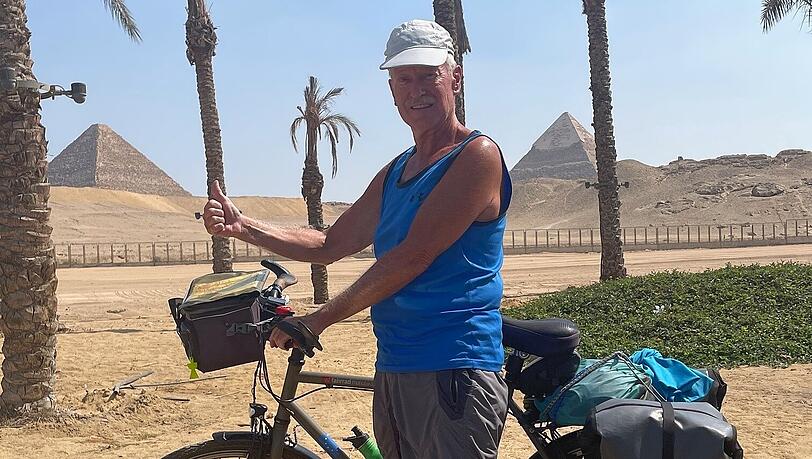 Eine einmalige Reise: Peter Harnisch mit seinem Fahrrad vor den Pyramiden. Eine einmalige Reise: Peter Harnisch mit seinem Fahrrad vor den Pyramiden.
