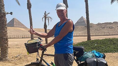 Eine einmalige Reise: Peter Harnisch mit seinem Fahrrad vor den Pyramiden.
