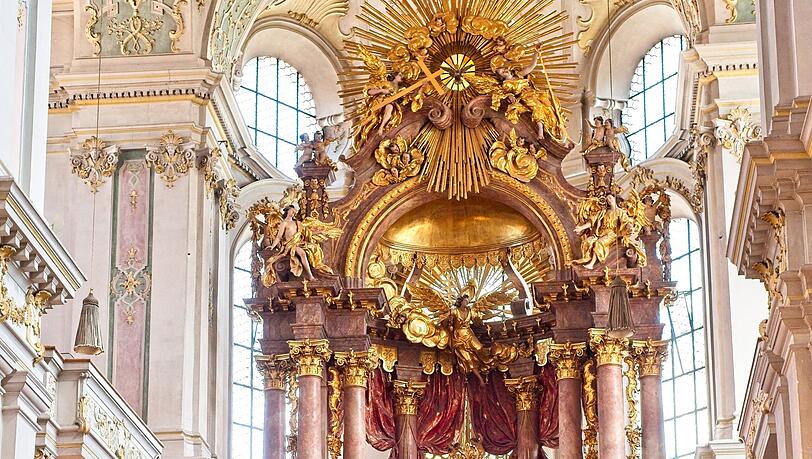 Ja, auch der Alte Peter – hier der Blick auf den prächtigen barockenen Hochaltar mit der Petrus-Figur im Mittelpunkt – ist ein Münchner Superlativ: Er ist die älteste Pfarrkirche Münchens, hat den ältesten Altar der Stadt (um 1400) und mit der Arme-Sünder-Glocke von 1327 auch die älteste Glocke der Stadt.