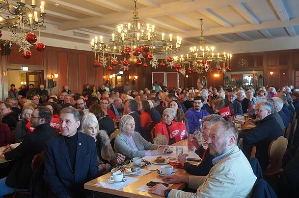 Rote Christbaumkugeln f&uuml;r die Genossen: Beim Dreik&ouml;nigstreffen der M&uuml;nchner SPD ist der Hofbr&auml;ukeller voll besetzt.