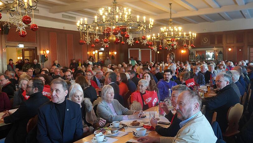 Rote Christbaumkugeln f&uuml;r die Genossen: Beim Dreik&ouml;nigstreffen der M&uuml;nchner SPD ist der Hofbr&auml;ukeller voll besetzt.