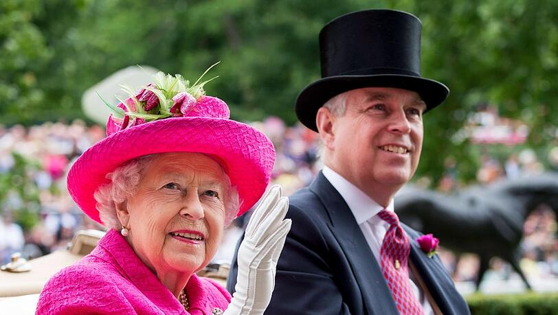 Queen Elizabeth II. und der damalige Prinz Andrew im Jahr 2017. Queen Elizabeth II. und der damalige Prinz Andrew im Jahr 2017.