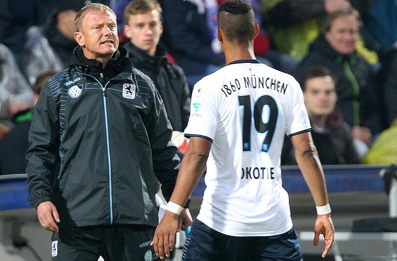 Der Stein des Anstoßes: Torsten Fröhling nimmt Rubin Okotie vom Feld.
