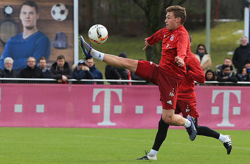 Hoch das Bein: Joshua Kimmich zeigt seine Beweglichkeit.