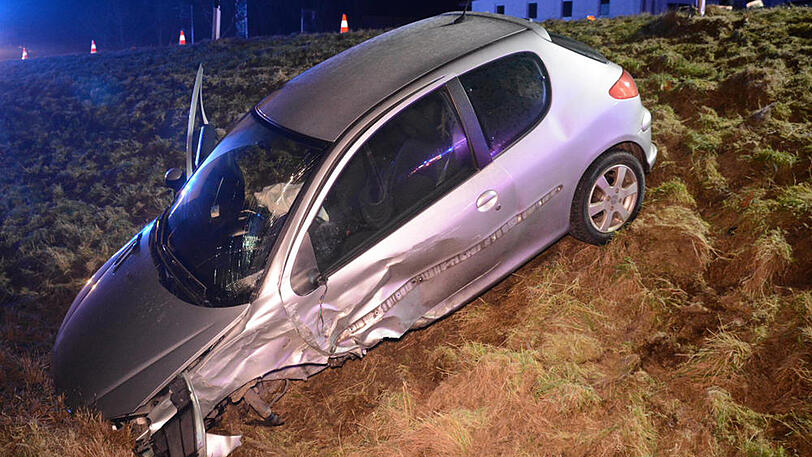 Auf der B388 im Landkreis Landshut kommt es zu einem schweren Unfall nach einem Reifenplatzer. Drei Personen werden verletzt.
