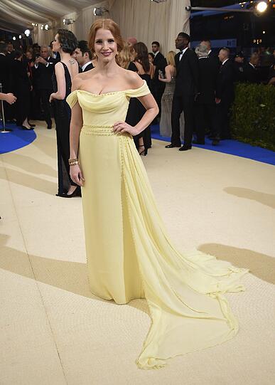 Top: Jessica Chastain trägt ein schulterfreies Kleid