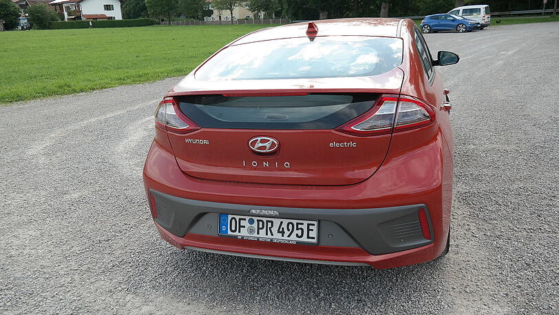 Elektro oder Electric? Hyundai Deutschland hat sich für die deutsche Schreibweise entschieden, auf der Heckklappe steht die englische Version.