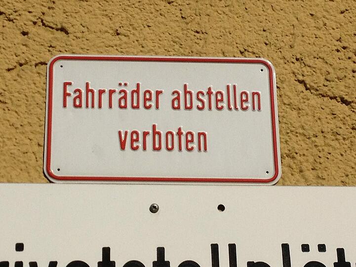 In diesen Innenhof in der Maxvorstadt darf man fast gar nichts - zumindest wenn es nach den Schildern geht.