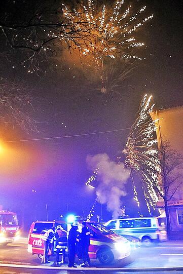 Während die Feuerwehr kurz nach Mitternacht den Brand löschte, war rundherum Feuerwerk zu sehen.