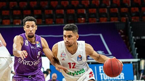 Maodo Lo vom FC Bayern München (r) im Duell mit Leon Williams von BG Göttingen. Foto: Ulf Duda/fotoduda.de/Ulf Duda/fotoduda.de/BBL/Pool