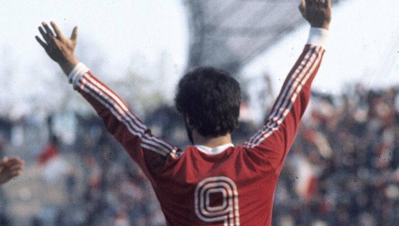 Gerd Müller, der legendäre Bomber der Nation wird 75: Er hat den deutschen Fußball in der Nationalmannschaft und beim FC Bayern geprägt wie kein Zweiter. Gerd Müller, der legendäre Bomber der Nation wird 75: Er hat den deutschen Fußball in der Nationalmannschaft und beim FC Bayern geprägt wie kein Zweiter.