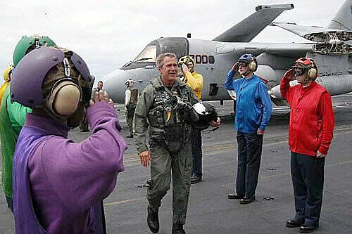 "Mission accomplished" - George Bush am 1. Mai 2003 auf einem Flugzeugträger