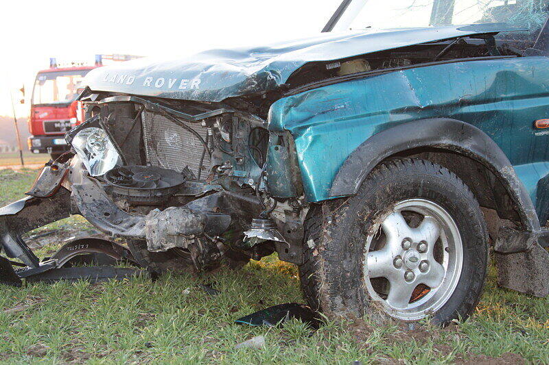 Schwerer Unfall bei Haiming: Der Fahrer des Peugeots wurde schwer verletzt von der Feuerwehr aus dem Wrack geborgen.