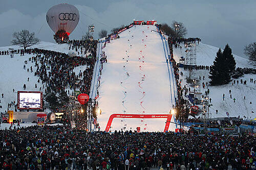 Das Weltcup-Rennen auf dem Olympiaberg war letztes Jahr ein voller Erfolg: 25 000 begeisterte Zuschauer. Aufgrund des milden Winters steht die diesjährige Auflage des Neujahrsrennen auf der Kippe.