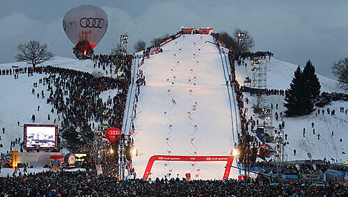 Das Weltcup-Rennen auf dem Olympiaberg war letztes Jahr ein voller Erfolg: 25 000 begeisterte Zuschauer. Aufgrund des milden Winters steht die diesjährige Auflage des Neujahrsrennen auf der Kippe. Das Weltcup-Rennen auf dem Olympiaberg war letztes Jahr ein voller Erfolg: 25 000 begeisterte Zuschauer. Aufgrund des milden Winters steht die diesjährige Auflage des Neujahrsrennen auf der Kippe.