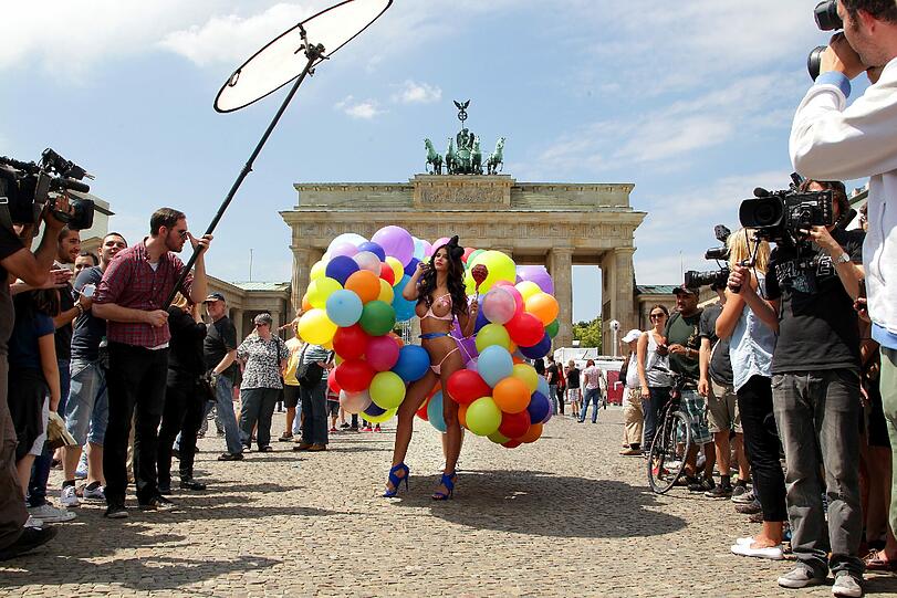 Für ihren Erotikkalender 2013 treibt's Nacktmodel Micaela Schäfer mal wieder bunt: Mit vielleicht nicht ganz 99 Luftballons lässt sie sich beim Fotoshooting vor dem Brandenburger Tor in Berlin ablichten.