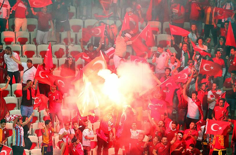Wegen dieser Szenen ermittelt die UEFA nun auch gegen den türkischen Fußballverband.