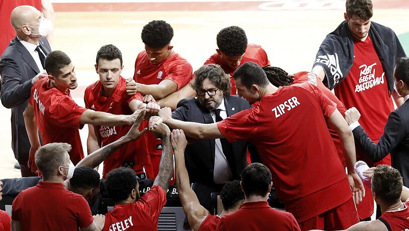 "Wir leben immer noch ein Märchen", sagt Chefcoach Andrea Trinchieri (Mitte) über die bisherige Saison des FC Bayern Basketball.