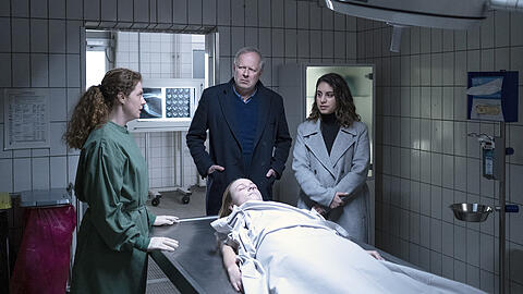 Gerichtsmedizinerin Dr. Kroll (Anja Antonowicz, l) informiert Borowski (Axel Milberg) und Mila Sahin (Almila Bagracik) in einer Szene des "Tatort - Borowski und die Angst der weißen Männer".
