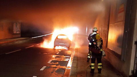 Beim Eintreffen der Feuerwehr  brennt der Wagen bereits lichterloh. (Einsatzfoto der Berufsfeuerwehr München)
