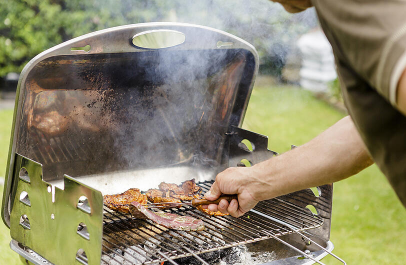 Wie oft man im Mehrfamilienhaus grillen darf, entscheidet auch mal ein Gericht. (Symbolbild)