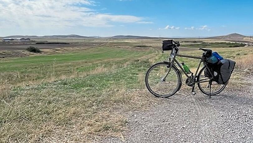 Wie ein "einsamer Steppenwolf" hat sich der Münchner in der anatolischen Steppe gefühlt. Hier hat er sein Fahrrad vor der Weite der Landschaft fotografiert. Wie ein "einsamer Steppenwolf" hat sich der Münchner in der anatolischen Steppe gefühlt. Hier hat er sein Fahrrad vor der Weite der Landschaft fotografiert.