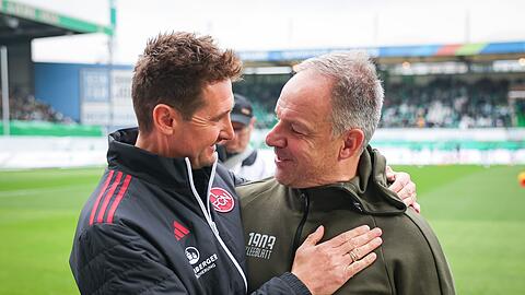 Miroslav Klose (links) und Alexander Zorniger stehen sich erstmals als Trainer gegenüber.