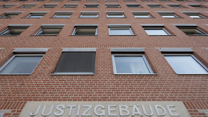 Vor dem Landgericht Landshut wird einer 44 Jahre alten Frau der Prozess gemacht. Sie soll ihren Lebenspartner aus Habgier ermordet haben. (Archivbild)