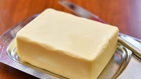 Butter kostet deutlich weniger als noch vor einem Jahr. (Archivbild)