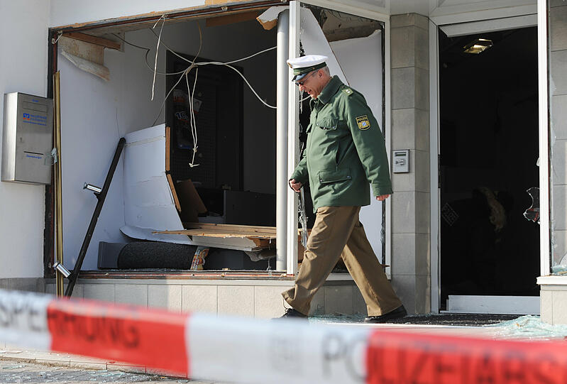 Einbrecher jagten in der Bank einen Geldautomaten in die Luft und richteten dabei einen Schaden von fast 200.000 Euro an. Die Bilder aus Pörnbach.