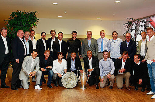 Die Bosse und die Champions-League-Sieger von 2001 beim Klassentreffen (hinten v.l.): Karl Hopfner, Uli Hoeneß, Ottmar Hitzfeld, Thomas Linke, Owen Hargreaves, Michael Henke, Jens Jeremies, Willy Sagnol, Oliver Kahn, Stefan Effenberg,
Michael Tarnat, Karl-Heinz Rummenigge, Antonio Di Salvo, Alexander Zickler, (vorne v.l.) Hasan Salihamidzic, Thorsten Fink, Bixente Lizarazu, Giovane Elber, Paulo Sergio, Michael Wiesinger, Bernd Dreher und Mehmet Scholl.