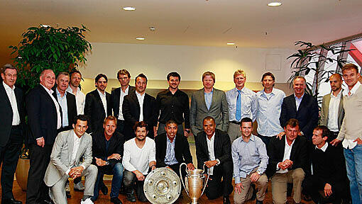 Die Bosse und die Champions-League-Sieger von 2001 beim Klassentreffen (hinten v.l.): Karl Hopfner, Uli Hoeneß, Ottmar Hitzfeld, Thomas Linke, Owen Hargreaves, Michael Henke, Jens Jeremies, Willy Sagnol, Oliver Kahn, Stefan Effenberg,
Michael Tarnat, Karl-Heinz Rummenigge, Antonio Di Salvo, Alexander Zickler, (vorne v.l.) Hasan Salihamidzic, Thorsten Fink, Bixente Lizarazu, Giovane Elber, Paulo Sergio, Michael Wiesinger, Bernd Dreher und Mehmet Scholl. Die Bosse und die Champions-League-Sieger von 2001 beim Klassentreffen (hinten v.l.): Karl Hopfner, Uli Hoeneß, Ottmar Hitzfeld, Thomas Linke, Owen Hargreaves, Michael Henke, Jens Jeremies, Willy Sagnol, Oliver Kahn, Stefan Effenberg,
Michael Tarnat, Karl-Heinz Rummenigge, Antonio Di Salvo, Alexander Zickler, (vorne v.l.) Hasan Salihamidzic, Thorsten Fink, Bixente Lizarazu, Giovane Elber, Paulo Sergio, Michael Wiesinger, Bernd Dreher und Mehmet Scholl.