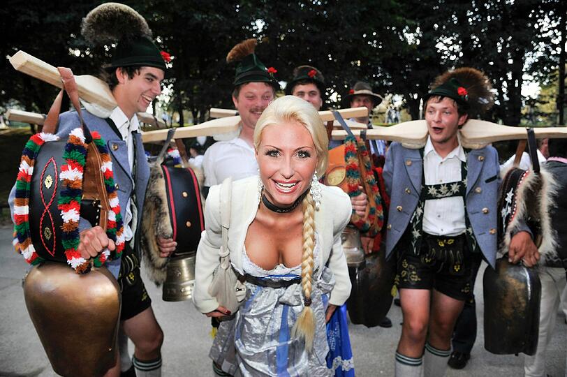 Wenig geizig mit ihren Reizen ist auch diese Dame...