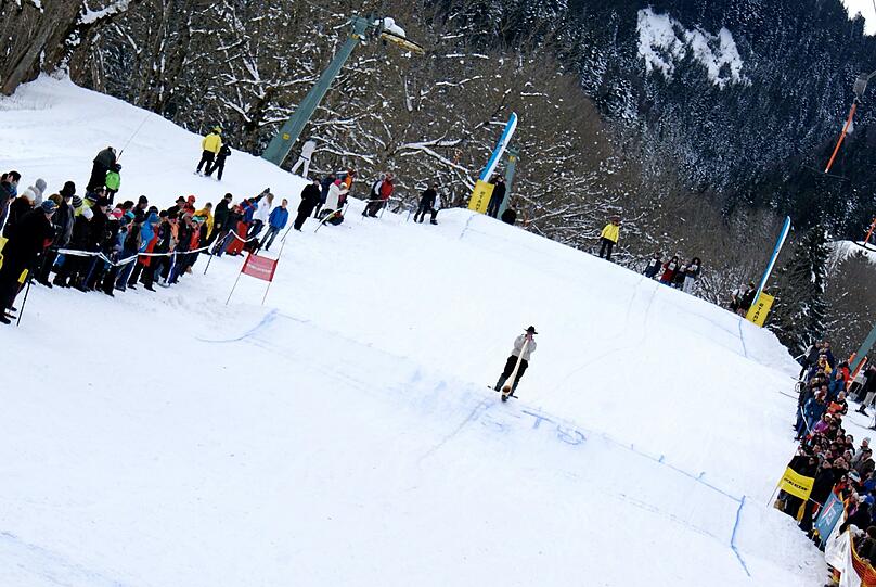 Mutige Fassdauben-Fahrer stürzen sich den Jaudenhang in Lenggries hinunter. Perfektes Bergwetter, gute Stimmung und Freibier machten die Veranstaltung zu einem gelungenen Event.