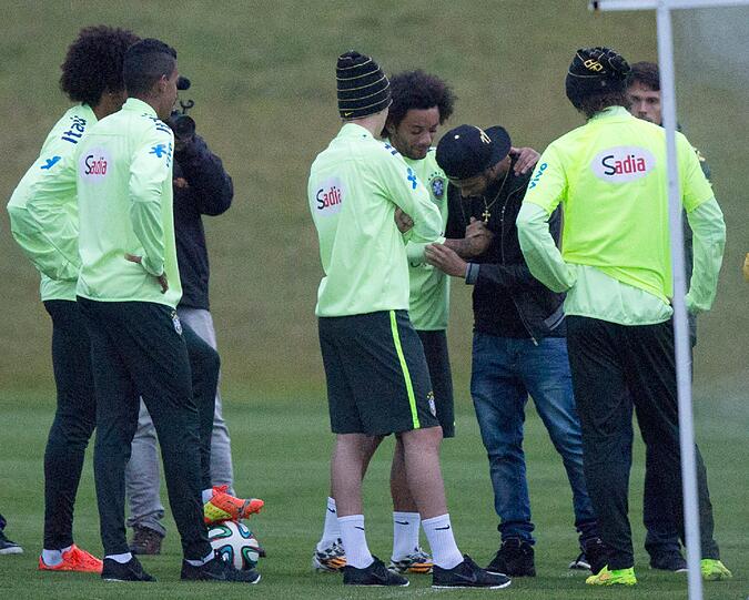 Weitere Bilder von Neymars Besuch beim Training der brasilianischen Nationalelf. Diese bereitet sich auf das Spiel um Platz 3 gegen die Niederlande vor.