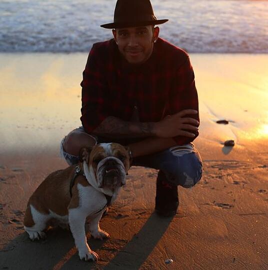 Lewis Hamilton entspannt mit seinem Hund Coco am Strand von Los Angeles