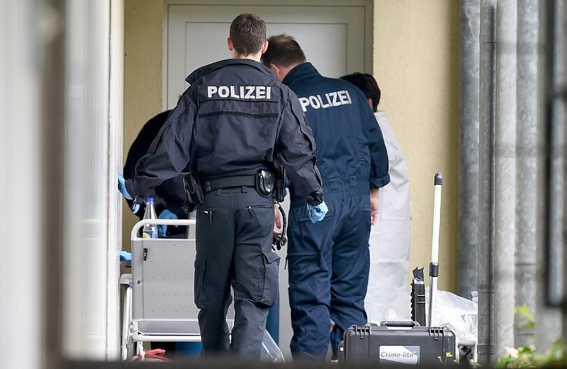 Bilder von der Wohnung des festgenommenen Pärchens - die Spurensicherung und Sprengstoffexperten untersuchen das Anwesen.