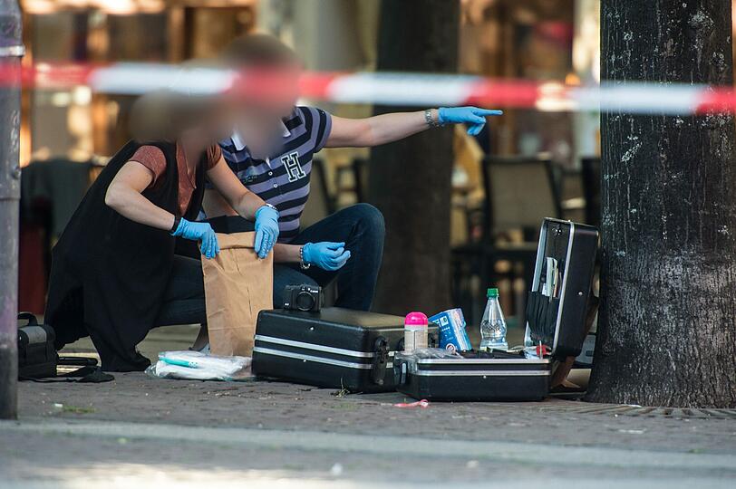 Bei einer Schießerei in der Frankfurter Innenstadt sind zwei Menschen verletzt worden. Die Hintermänner werden im Rocker-Millieu vermutet.