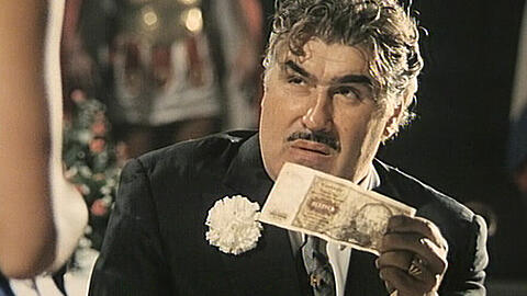 &bdquo;Geld regiert die Welt, und f&uuml;r Geld mach ich alles, Herr Generaldirektor Haffenloher&ldquo; (Ein Kellner zu Haffenloher, als der ihm einen Tausender hinstreckt).