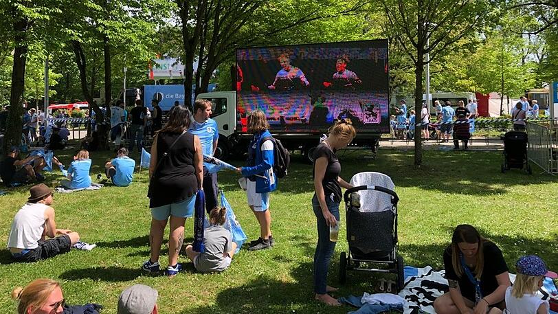 Reichlich Betrieb am Trainingsgelände der Löwen. Hier findet heute das Public Viewing statt.