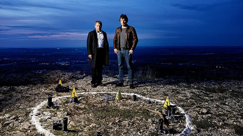 "Tatort: Hüter der Schwelle": Thorsten Lannert (Richy Müller, l.) und Sebastian Bootz (Felix Klare) am Fundort der Leiche