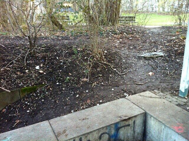 Müll und Scherben sind auf diesem Spielplatz in Laim ein Problem. Nun kümmert sich der BA um eine Lösung.