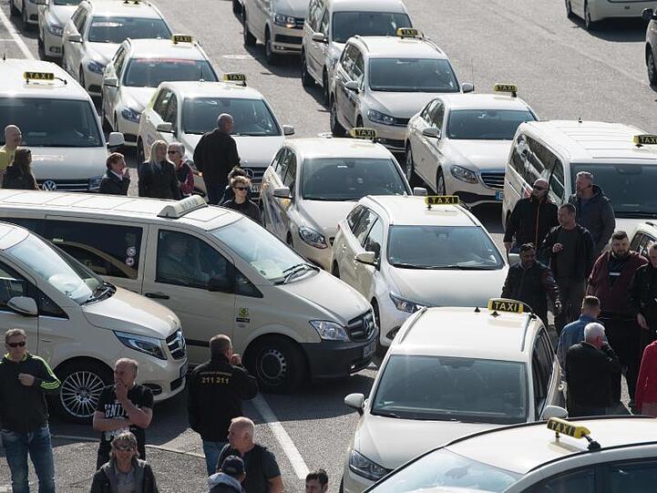 Mit bundesweiten Demonstrationen wollen sich Taxifahrer gegen die geplante Liberalisierung des Marktes stellen. Der Bundesverband Taxi und Mietwagen (BZP) hat Fahrer in rund 30 deutschen Städten zu Protestaktionen aufgerufen.
