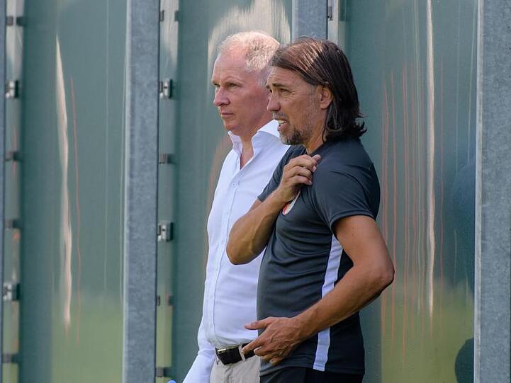 Augsburgs Manager Stefan Reuter (l.) und Trainer Martin Schmidt beobachten das Training. Foto: Matthias Balk