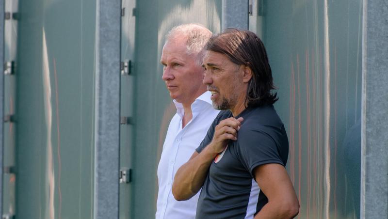 Augsburgs Manager Stefan Reuter (l.) und Trainer Martin Schmidt beobachten das Training. Foto: Matthias Balk
